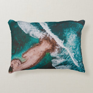 COJÍN DECORATIVO ISLA MARRONA RODEADA DE AGUA MARÍTIMA DURANTE EL D