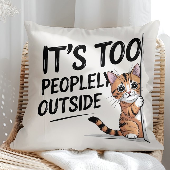 Cojín Decorativo "It's Too Peopely Outside" Funny Introvert Cat ("It's Too Peopely Outside" Funny Introvert Cat Throw Pillow in a sunny boho rattan chair.)