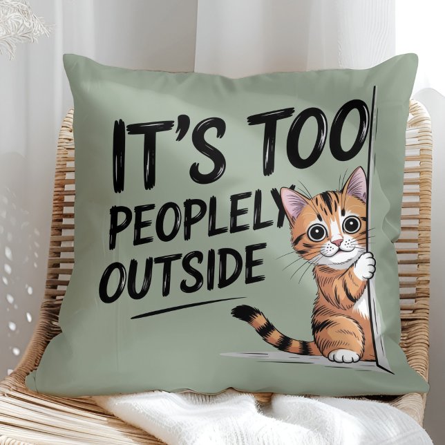 Cojín Decorativo "It's Too Peopely Outside" Funny Introvert Cat ("It's Too Peopely Outside" Funny Introvert Cat Throw Pillow in a sunny boho rattan chair.)