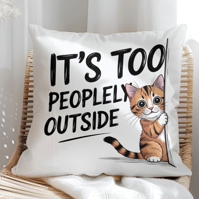 Cojín Decorativo "It's Too Peopely Outside" Funny Introvert Cat ("It's Too Peopely Outside" Funny Introvert Cat Throw Pillow in a sunny boho rattan chair.)