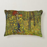 Cojín Decorativo Jardín de granja con Crucifijo por Gustav Klimt<br><div class="desc">Jardín de granja con Crucifijo (1911/1912) de Gustav Klimt es un simbolismo de la época victoriana vintage de la pintura religiosa de arte fino. Una escena natural con una variedad de flores alrededor de un crucifijo con Jesucristo en un jardín en una granja. Sobre el artista: Gustav Klimt (1862-1918) fue...</div>