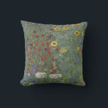 Cojín Decorativo Jardín de granja con girasoles por Gustav Klimt<br><div class="desc">Trae la belleza de la famosa pintura de Gustav Klimt a su casa con nuestro jardín de granja con almohada de girasoles. Con detalles sorprendentemente complejos y colores vivos, esta almohada es la adición perfecta a cualquier espacio vital. La impresión de alta calidad capta la esencia de las obras de...</div>