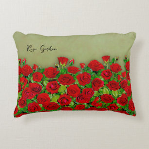 Cojín Decorativo Jardín de Rosas Rojas Vibrantes Patrón Floral