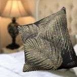 Cojín Decorativo Jewel Palm Leaf Boda Gold ID830<br><div class="desc">Opte por un estilo de enlucido hollywoodiense utilizando las piezas de esta suite boda como se muestra, con joyas que caen en cascada de hojas de palmera incrustadas en diamantes, o borre las joyas para un aspecto un poco más conservador. Este conjunto presenta hojas en oro brillante contra un fondo...</div>
