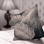 Cojín Decorativo Jewel Palm Leaf Boda Rosa Oro/Navy ID830<br><div class="desc">Opte por un aspecto llamativo, brillante y de cristal utilizando las piezas de esta suite boda como se muestra, con joyas que caen en cascada de hojas de palma incrustadas en diamantes o eliminando las joyas para un aspecto más conservador. Este conjunto presenta hojas en oro rosa brillante contra un...</div>