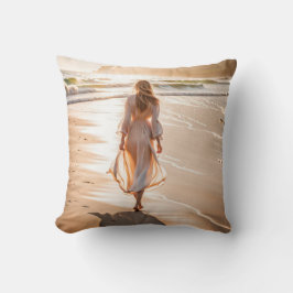 Cojín Decorativo Joven caminando por la playa