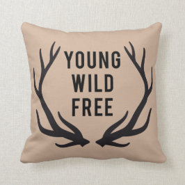 Cojín Decorativo joven, salvaje, libre, diseño del texto con las