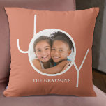 Cojín Decorativo Joy Photo<br><div class="desc">Este elegante Navidad Holiday Photo Pillow está decorado con la palabra JOY en una moderna tipografía blanca sobre un fondo de terracota. Personalizable fácil con tu foto y nombre.</div>