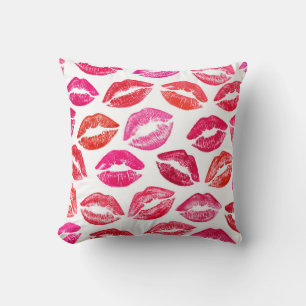 Cojín Decorativo Juego de labios rojos, fondo blanco.