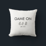 Cojín Decorativo Juego en añadir nombre de pareja lugar de la fiest<br><div class="desc">diseño</div>