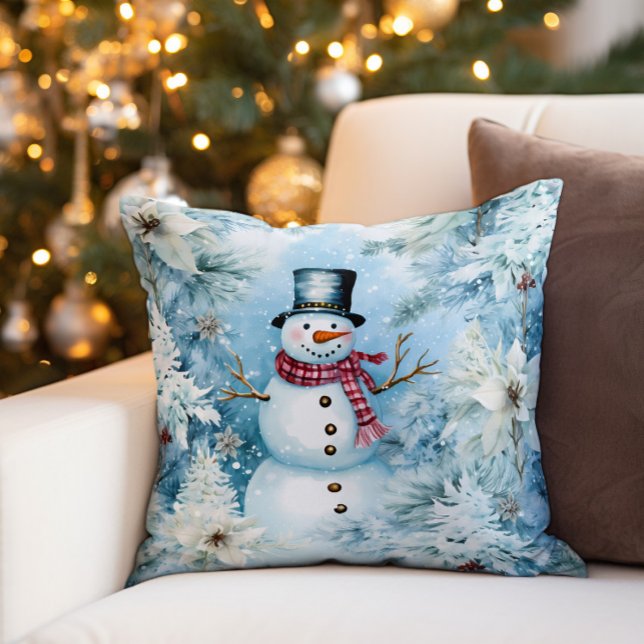 Cojín Decorativo Juguete de búfalo de nieve en invierno (Decorator pillow with a cute Christmas snowman wearing a buffalo plaid scarf and black top hat.)