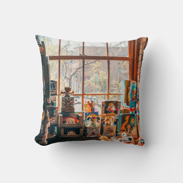 COJÍN DECORATIVO JUGUETES DE PLUSH ASORCIADOS EN ESCUELA DE MADERA  (Anverso)