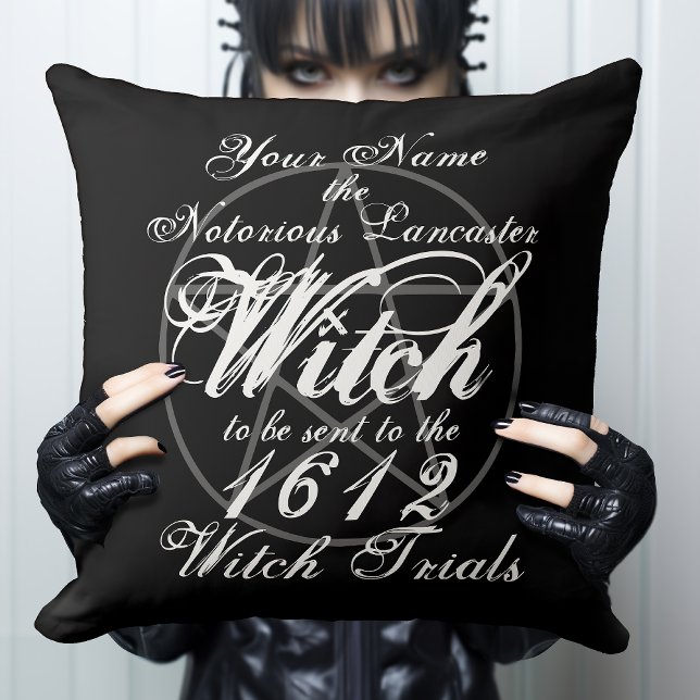Cojín Decorativo Juicios de bruja ocultos personalizados góticos ne (Add your Name and Date to reincarnate. Make yourself into a Notorious Witch  Gothic Throw Pillow.)