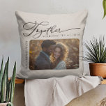 Cojín Decorativo Juntos Cita Parejas Foto Crema neutral<br><div class="desc">almohada personalizada con la foto y los nombres de la pareja (u otro texto personalizado). La cita de amor dice "Juntos es nuestro lugar favorito para ser" con elegante caligrafía escrita a mano. La plantilla de la foto muestra la imagen en formato horizontal y es perfecta para una foto boda...</div>