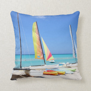 Cojín Decorativo Kajaks, catamaranes y playa cubana del Kayaks