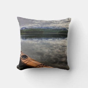 Cojín Decorativo Kayak de madera en la orilla del lago Beaver