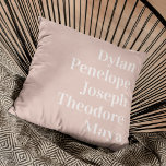 Cojín Decorativo Keepsake de familia de 5 nombres personalizado<br><div class="desc">¿Estás buscando una hermosa manera de mantener a tu familia cerca? ¡Nuestro Cojín decorativo de Keepsake personalizado es la forma ideal de hacerlo! Esta almohada elegante y acogedora contiene los nombres de usted y de su familia -ya sea su marido, esposa, hijos o incluso sus mascotas- impresos en una tela...</div>