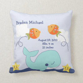 Cojín Decorativo Keepsake de la ballena azul y del pez