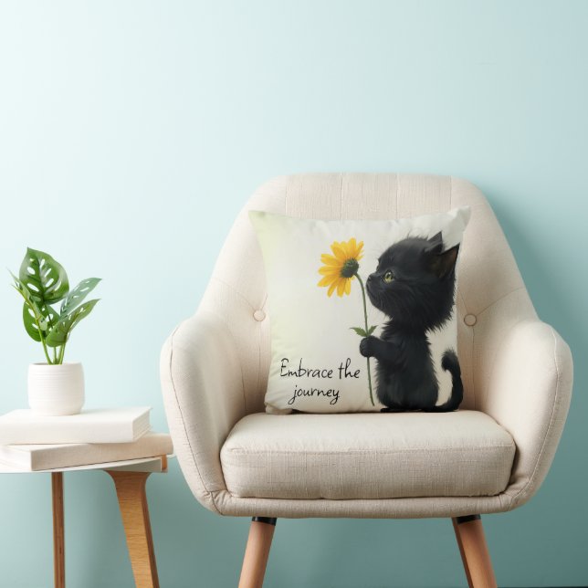 Cojín Decorativo Kitty negro con margarita amarilla y cita (Silla)