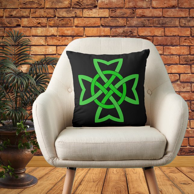 Cojín Decorativo Knot celta verde irlandesa (Vibrant green Irish Celtic Knot on black decorative pillow.)