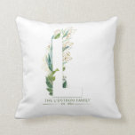 Cojín Decorativo L Monograma Elegante Verde Familia Nombre<br><div class="desc">Almohada elegante de monograma con hojas doradas para su invernadero,  sala de estar o como acento especial para una fiesta</div>
