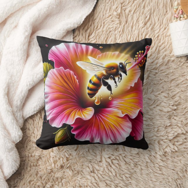 Cojín Decorativo La abeja de miel poliniza un hibiscus floreciente (Manta)