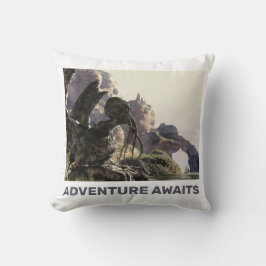 Cojín Decorativo La aventura espera. Paisaje de fantasía