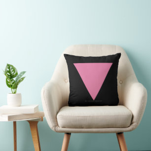 Cojín Decorativo La bandera del triángulo rosa de SlipperyJoe's sím