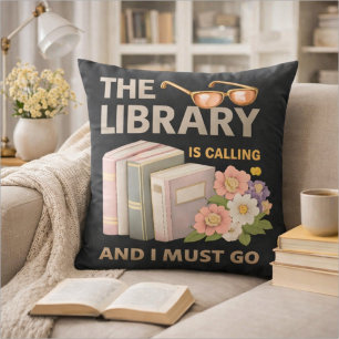 COJÍN DECORATIVO LA BIBLIOTECA ESTÁ LLAMANDO Y DEBO IR 