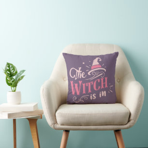Cojín Decorativo La bruja está en Halloween morado