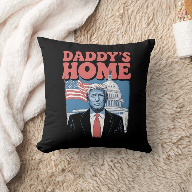 Cojín Decorativo La casa de Trump, papá del presidente, recuperó a  (Manta)