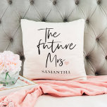 Cojín Decorativo La futura señora y su nombre | Regalo moderno de b<br><div class="desc">La futura señora y su nombre | Regalo moderno de belleza</div>