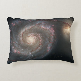 Cojín Decorativo La galaxia Whirlpool M51 y la compañera en el espa
