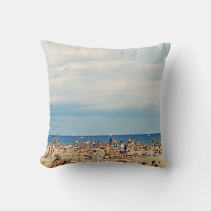 Cojín Decorativo La gente en la playa de arena marrón