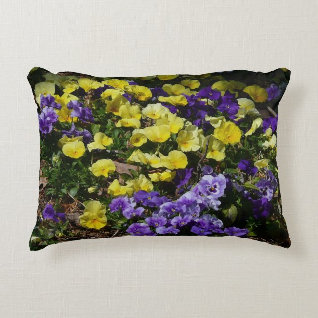 Cojín Decorativo La ladera de los Pansies morado y amarillo (Anverso)