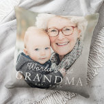 Cojín Decorativo La mejor abuela del mundo, foto del año próximo<br><div class="desc">La almohada decorativa arroja la foto de su personalizado y el texto "La mejor abuela del mundo" con el año personalizado u otro texto debajo.</div>