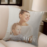 Cojín Decorativo La mejor madre del mundo desde la moderna foto de<br><div class="desc">Este diseño sencillo y moderno se compone de una tipografía sans serif y juguetona cursiva y agrega una foto personalizado.</div>