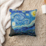 Cojín Decorativo La noche estrellada | Van Gogh |<br><div class="desc">El Starry Night es un cuadro de aceite sobre lienzo del pintor holandés post-impresionista Vincent van Gogh. Pintado en junio de 1889, se aprecia la vista desde la ventana de su asilo en Saint-Rémy-de-Provence, frente al este, justo antes de la salida del sol, con la adición de un pueblo imaginario....</div>