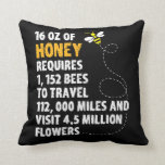 Cojín Decorativo La planta de las estadísticas de la miel de la<br><div class="desc">16 onzas de miel requieren 1.152 abejas viajar 112.000 millas y visitar 4, 5 millones de flores. Perfeccione para cualquier apicultor que tenga gusto de ahorrar colmenas o tenga un negocio de la apicultura.</div>