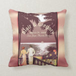 Cojín Decorativo La playa el | del vintage del art déco se ruboriza<br><div class="desc">De la "una almohada de tiro playa del art déco" del vintage que representa un par en el amor que pasa por alto una opinión hermosa de la bahía sobre una isla tropical. Haga clic el PERSONALIZAR ÉL botón para personalizar con sus propias preferencias del texto y de la fuente....</div>