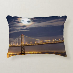 Cojín Decorativo La salida de la luna esta noche sobre el puente de