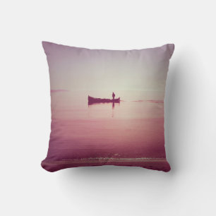 Cojín Decorativo La silueta del pescador con barco en el mar