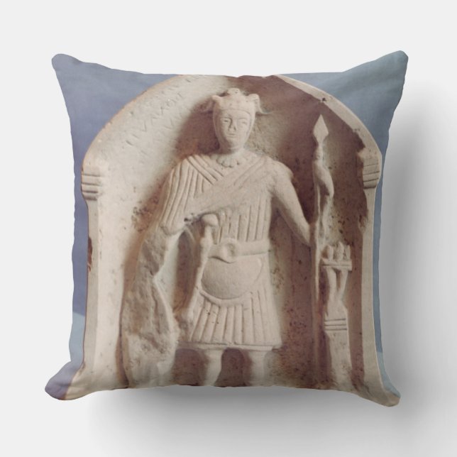 Cojín Decorativo La tableta votiva militar, encontró en Bisley, (Anverso)