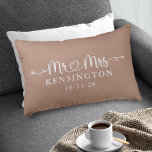 Cojín Decorativo La tipografía con guión de Boho Taupe Personaliza<br><div class="desc">Boho Taupe Neutral Earth Tones Script Boda Heart Arrows Mr. Mrs. Cojín decorativo personalizado con el apellido de la pareja feliz, y fecha boda! Fácil de personalizar para el regalo perfecto para bodas, aniversarios, primera Navidad, compromiso, etc. Póngase en contacto con nosotros en cedarandstring@gmail.com si necesita ayuda con el diseño...</div>