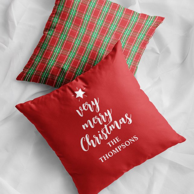 Cojín Decorativo La tipografía roja navideña personalizada (Merry Christmas red plaid custom throw pillow)