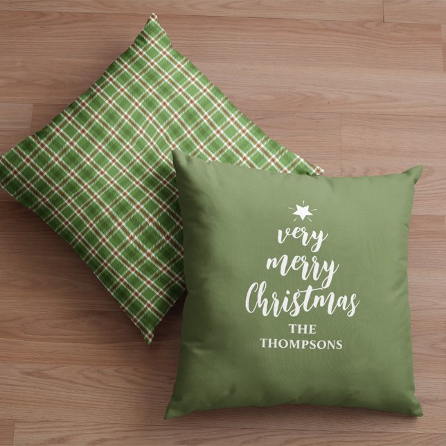Cojín Decorativo La tipografía verde navideña personalizada (Green plaid typography christmas throw pillow.)