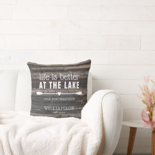 Cojín Decorativo La vida es mejor en Lake Rustic