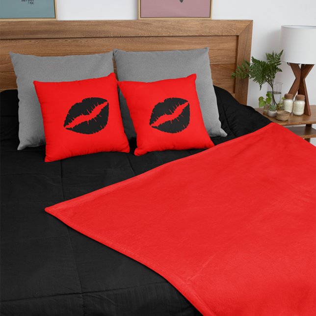 Cojín Decorativo Labial Negro sobre Rojo (Black Lipstick on Red Throw Pillow)