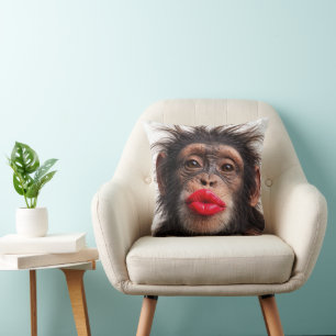 Cojín Decorativo Labial Rojo en un Chimpancé