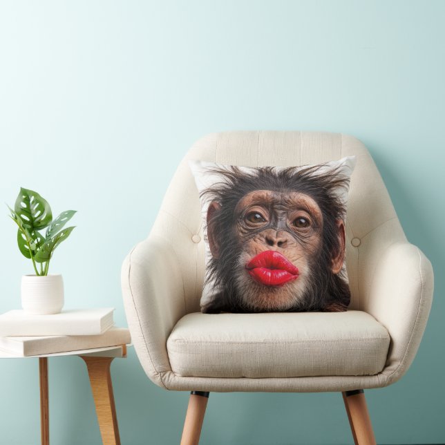 Cojín Decorativo Labial Rojo en un Chimpancé (Silla)